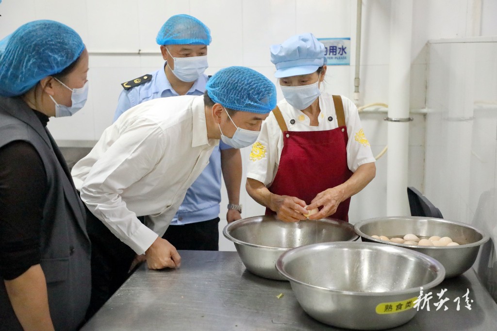 尹朝晖开展校园食品安全“两个责任”包保督导1