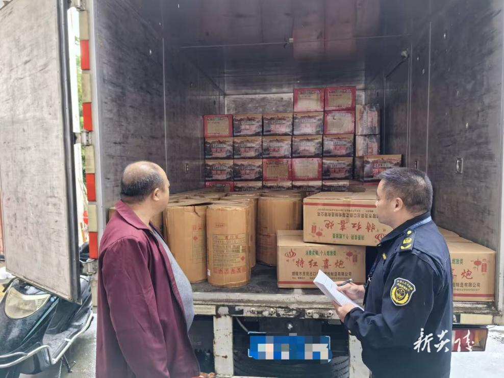 县应急管理局联合多部门开展烟花爆竹“打非治违”专项执法行动
