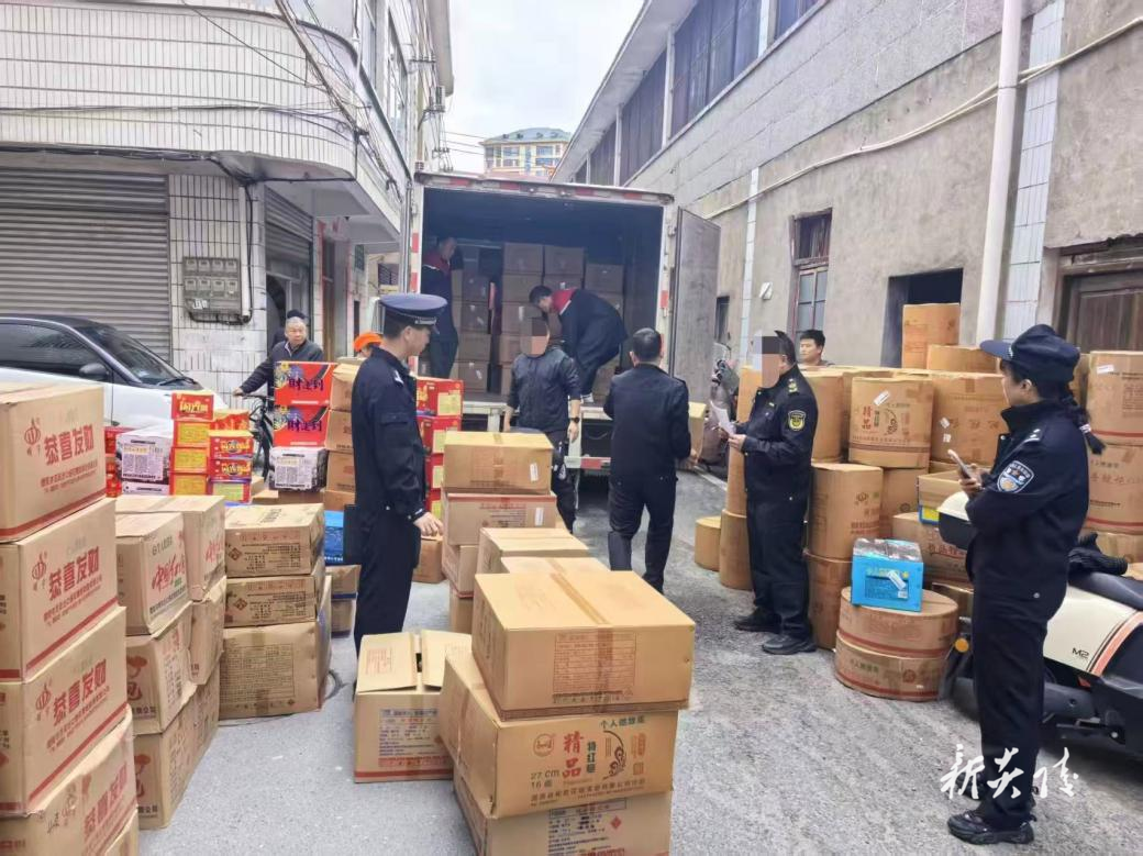 县应急管理局联合多部门开展烟花爆竹“打非治违”专项执法行动1