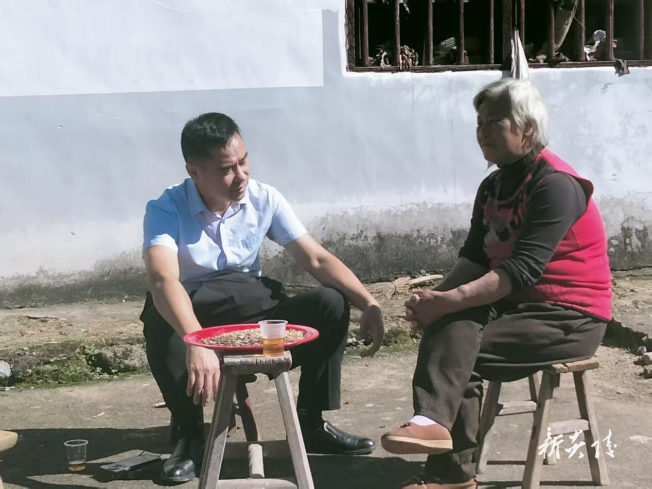 中村瑶族乡:热茶嗑开群众心门 入户唠出民生温度