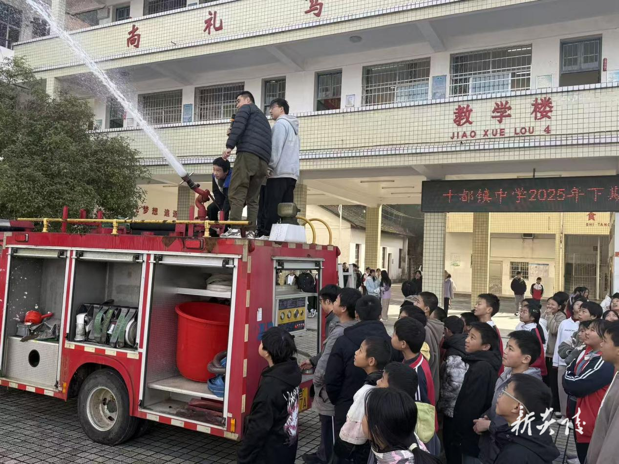 十都镇:锤炼师生应急硬本领 筑牢校园安全“防火墙”