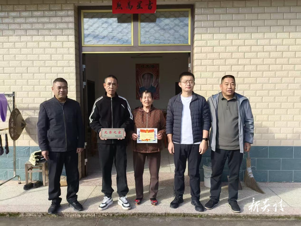 霞阳镇:入伍通知书送家门