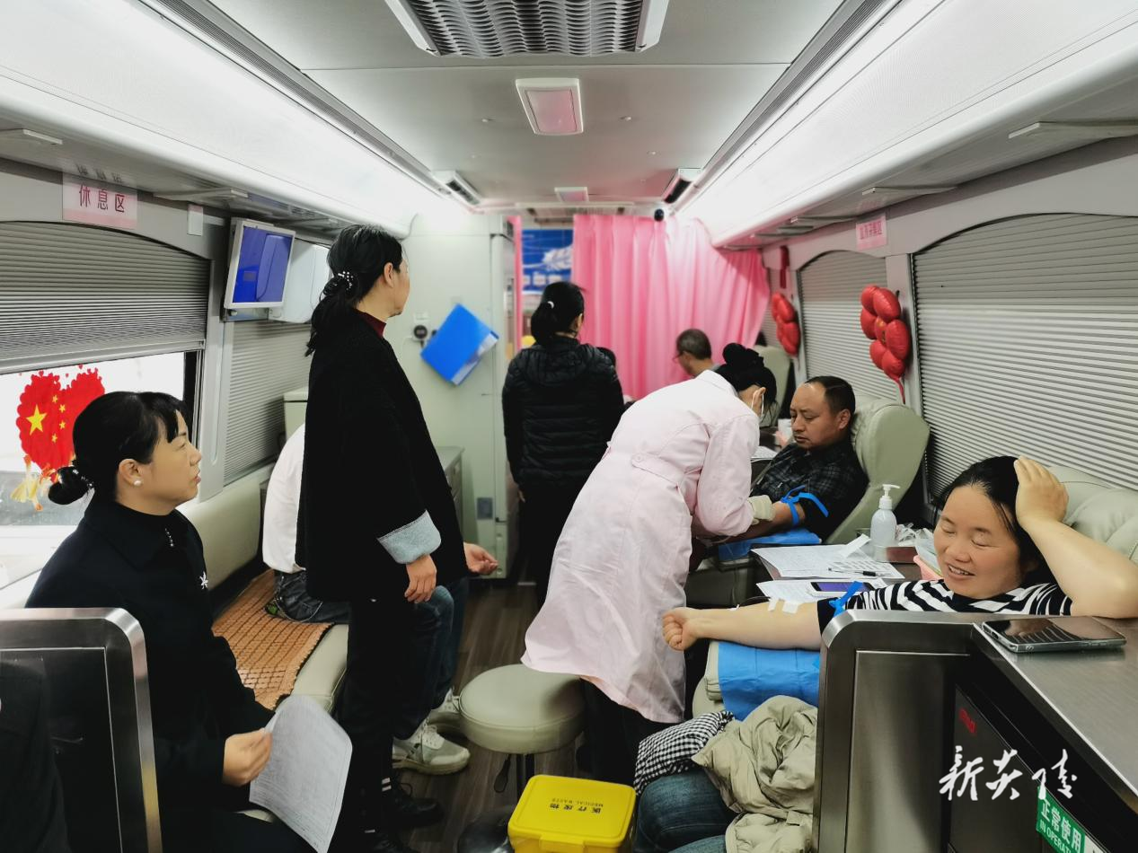 县自然资源局干部职工踊跃参与无偿献血活动