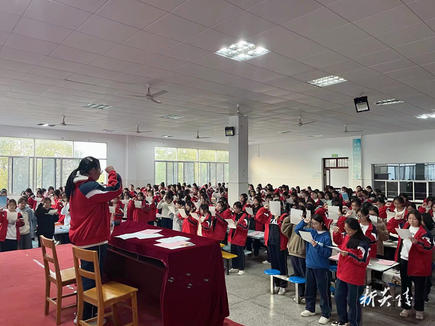 炎陵中学开展“利剑护蕾”女生防性侵安全教育活动