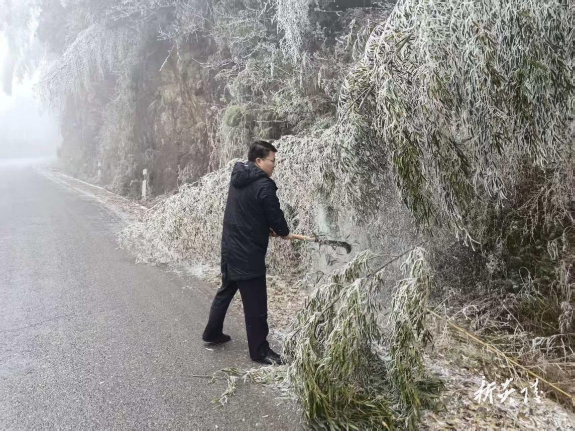 积极应对低温雨雪冰冻天气 全力保障道路安全与民生稳定1