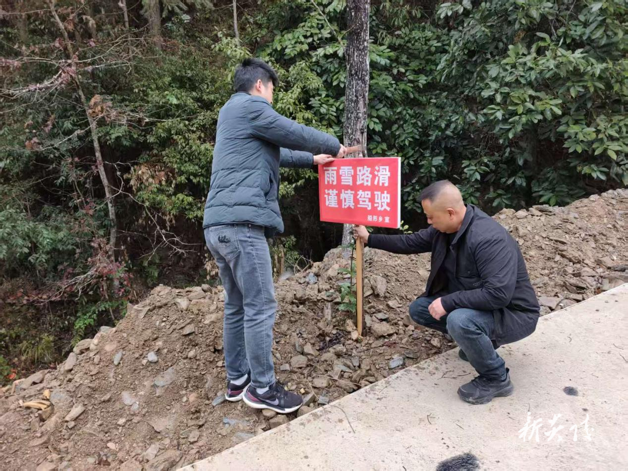 积极应对低温雨雪冰冻天气 全力保障道路安全与民生稳定5