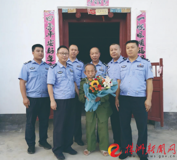 ▲民警与抗美援朝老兵游克源合影 通讯员供图