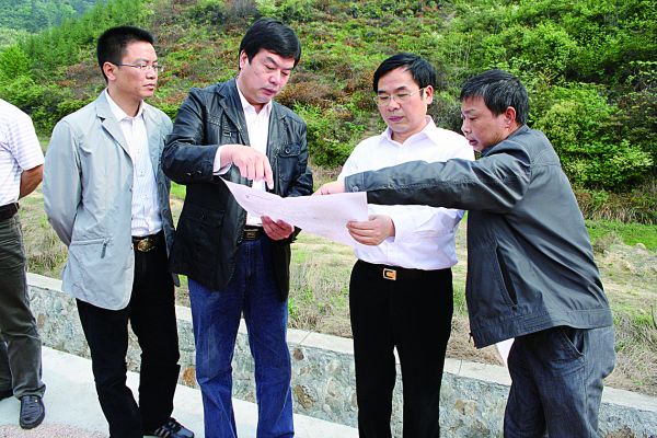 黄诗燕（右二）在项目基地调研。 炎陵县委宣传部供图