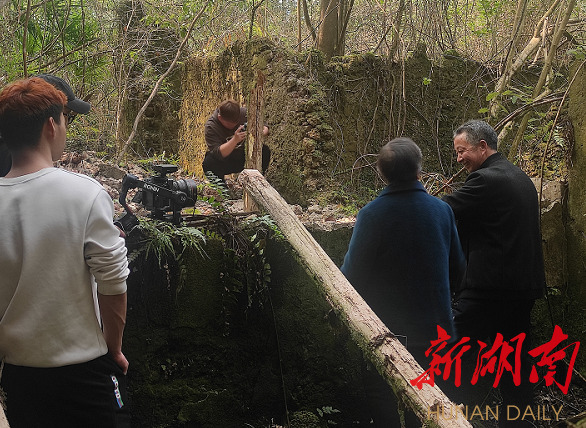 湖南日报 | 让无名英烈不再“无名”  央视《你的名字》栏目组炎陵寻访段楠烈士