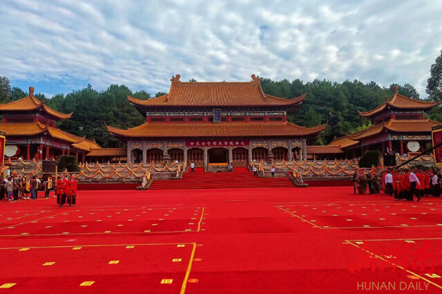 避暑品桃到炎陵