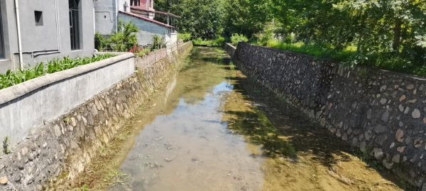 污水处理厂边小河清理前后相片