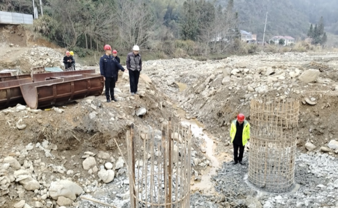 交通工程质量监督人员开展实地检查。单位供图